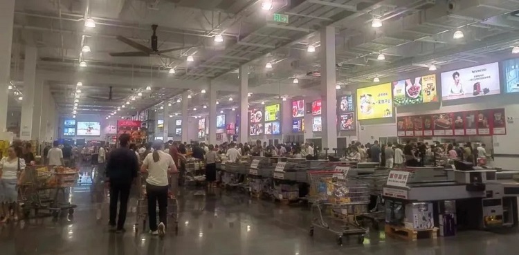 折扣店不只是搶傳統(tǒng)零售商的生意，還會(huì)搶品牌商的生意
